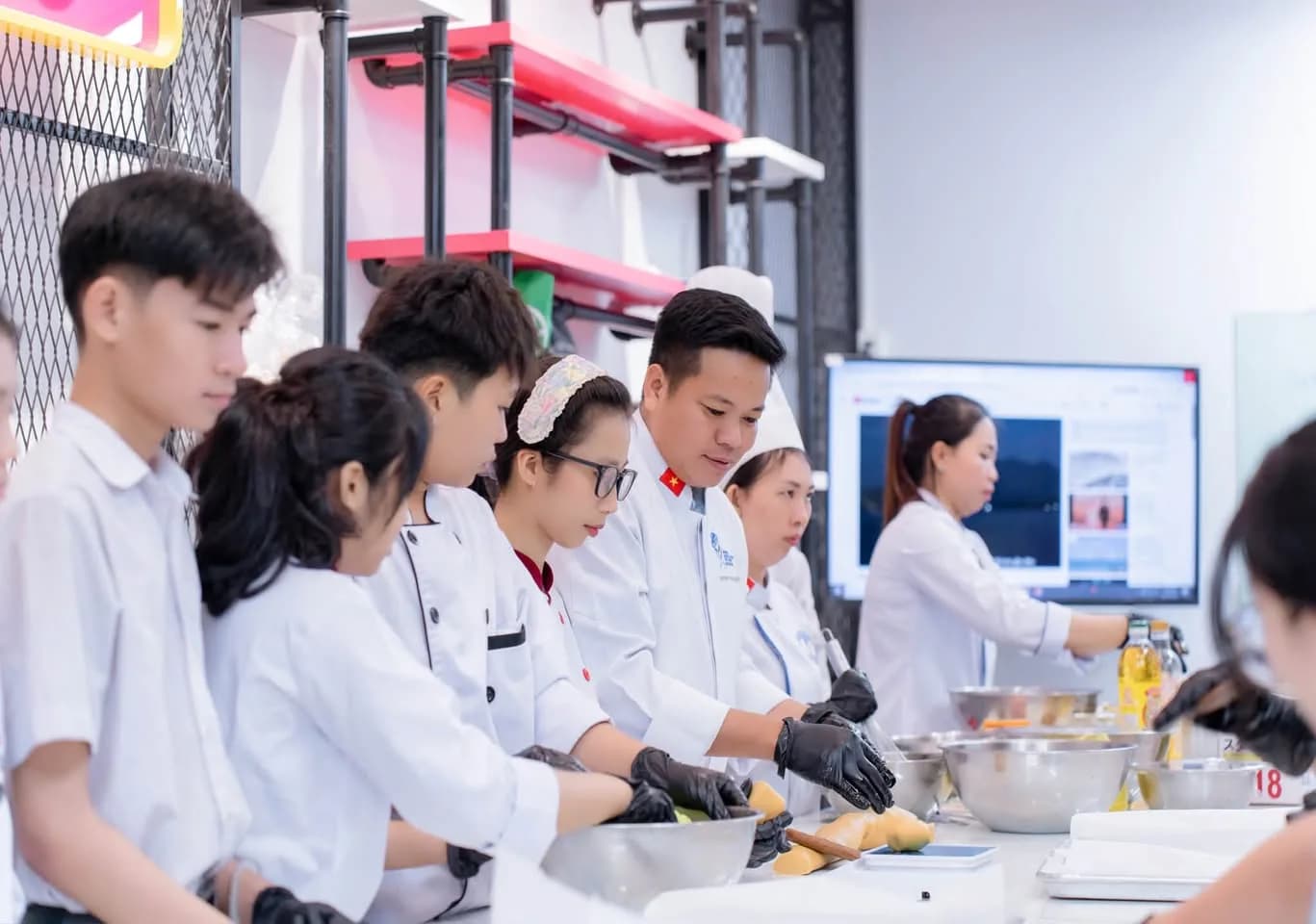 Chia sẻ yêu thương mùa Trung thu 2026: Góc khuất ngọt ngào từ căn bếp Bình Thuận
