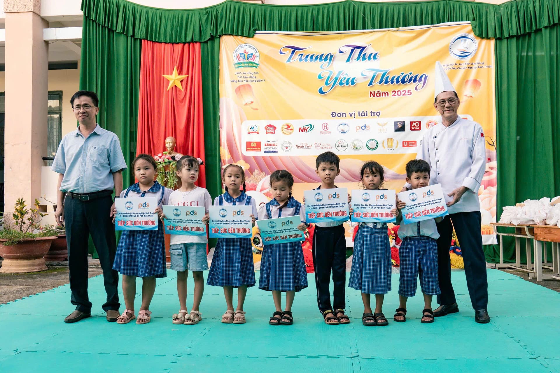 Trao học bổng & niềm vui cho học sinh nghèo vùng cao